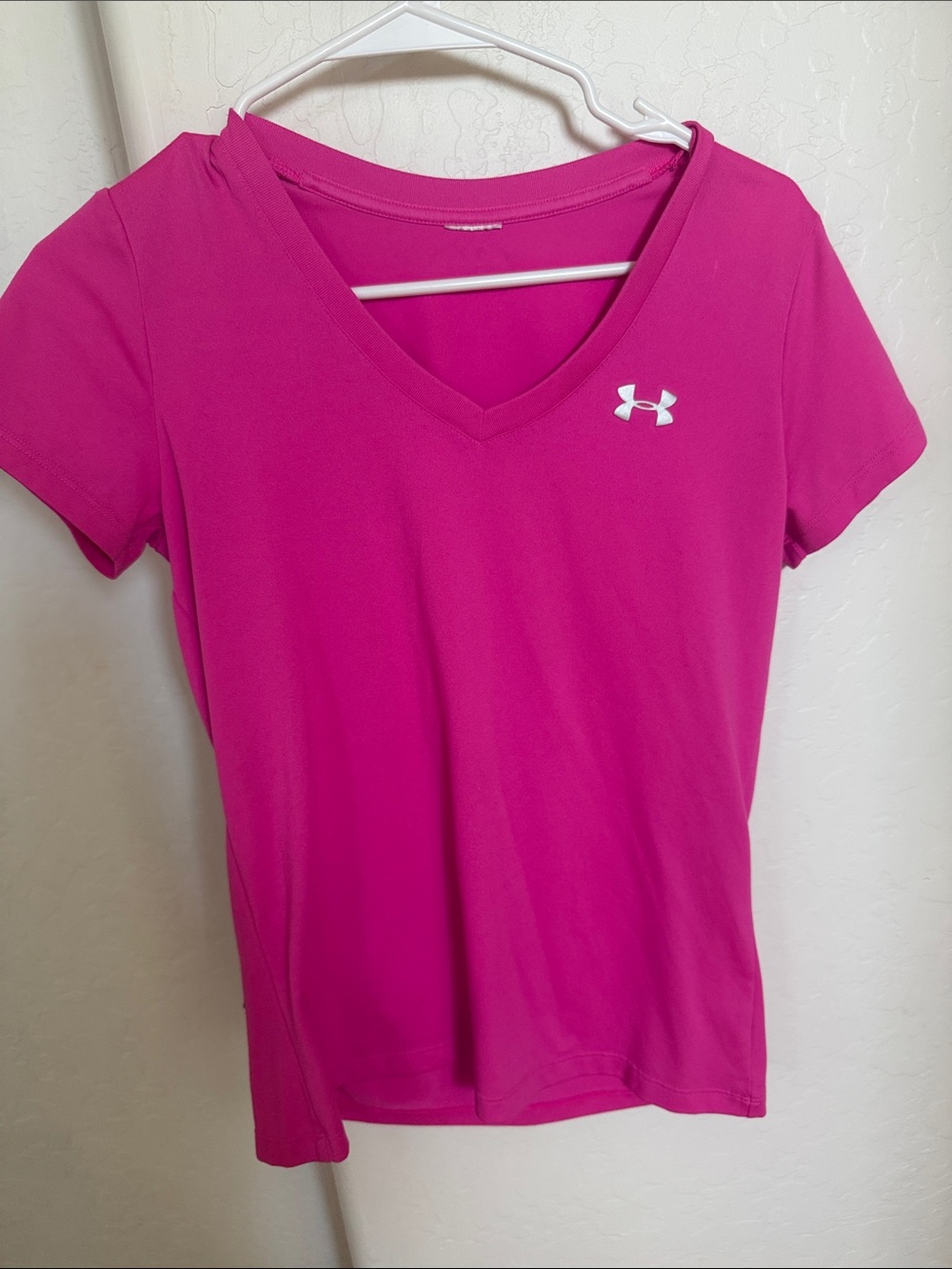 Under Armour Hot Pink V-Neck Short Sleeve Performance Tee